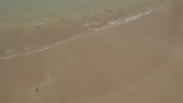 Mořské vlny přes písečnou pláž. — Stock video