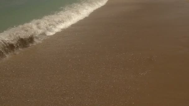 Havsvågor över sandstranden. — Stockvideo