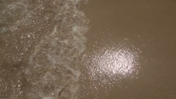 Havsvågor över sandstranden. — Stockvideo
