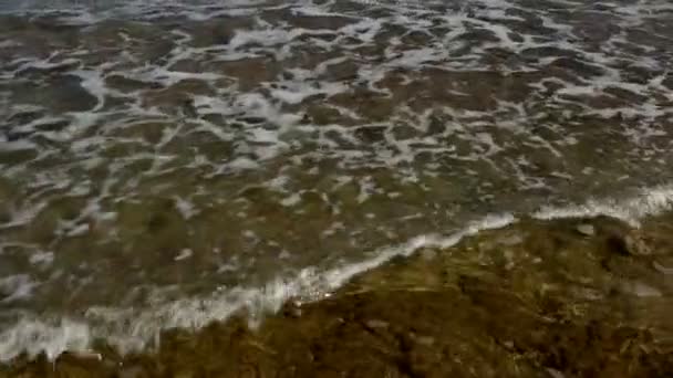 Vagues de mer sur la plage de sable.