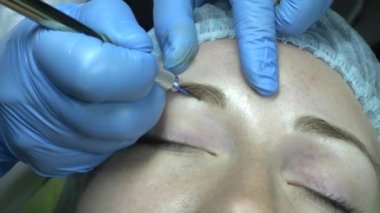 Microblading yordam. Kaşları ile ana çalışır.