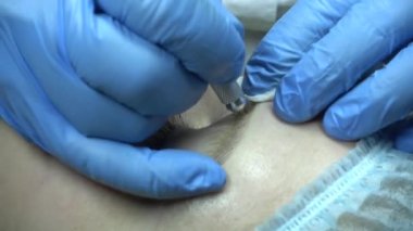 Microblading yordam. Kaşları ile ana çalışır.