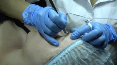 Microblading yordam. Kaşları ile ana çalışır.