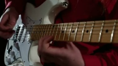 Elektro gitar üzerinde oyun Gitar solo.
