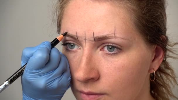 Procedura Microblading. Master segna le sopracciglia del cliente . — Video Stock