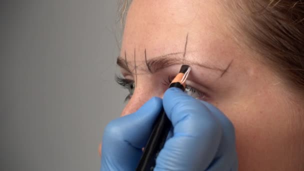 Procédure de microblading. Maître marque les sourcils du client . — Video