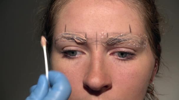 Procedura Microblading. Master segna le sopracciglia del cliente . — Video Stock