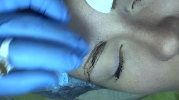 Mikroblading-Verfahren. Meister arbeitet mit den Augenbrauen. — Stockvideo