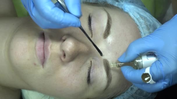 Microblading procedure. Master works with the eyebrows. — Stock Video