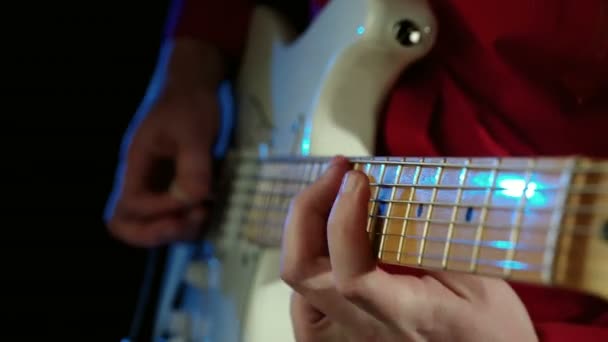 Παίζοντας κιθάρα σόλο σε ηλεκτρική κιθάρα. — Αρχείο Βίντεο