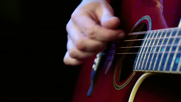 Mand spiller en akustisk guitar. – Stock-video