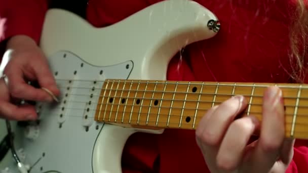 Playing guitar solo on electric guitar. — Stock Video