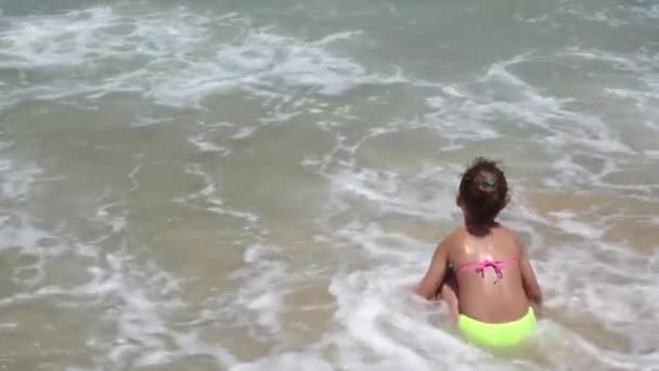 Kind spelen in zee zand strand, klein meisje op tropische exotische zee kust — Stockvideo