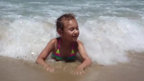 Criança brincando na praia de areia do mar, menina na costa tropical do mar exótico — Vídeo de Stock