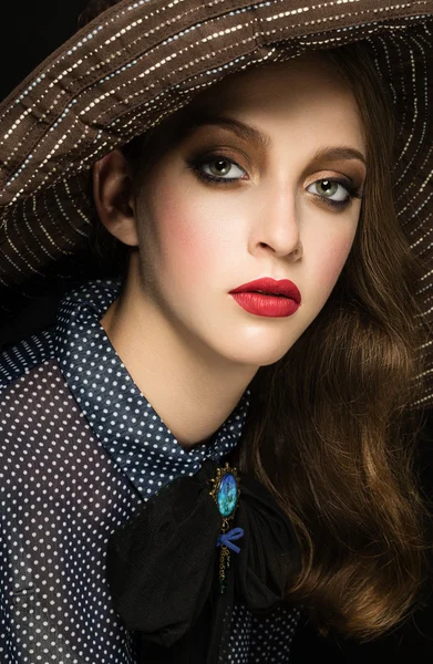 Beautiful Lady in hat over dark background. Retro nostalgic phot — Stock Photo, Image
