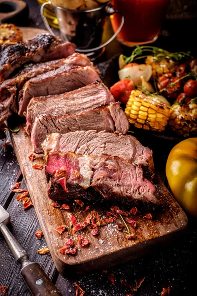 Grilovaný steak plátky na prkně. — Stock fotografie