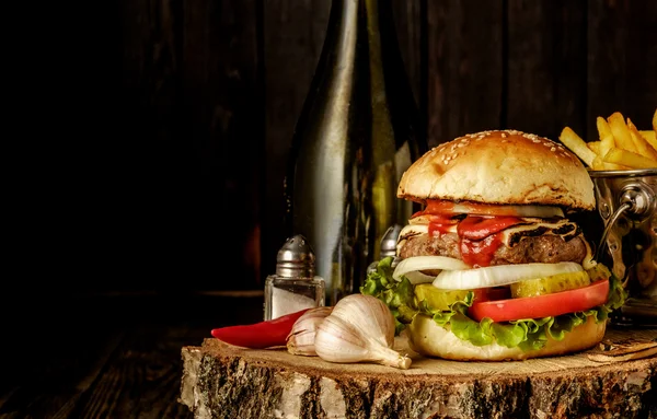 Домашний гамбургер с салатом и сыром . — стоковое фото