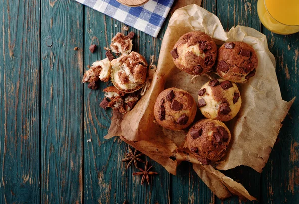 Muffins de chocolate sabrosos caseros en la mesa de madera —  Fotos de Stock