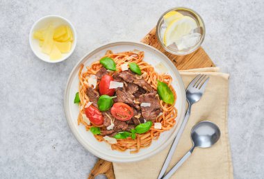 Peynirli makarna, sığır eti ve sebze