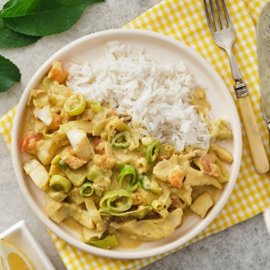 Soslu balık, sebze ve pilav.