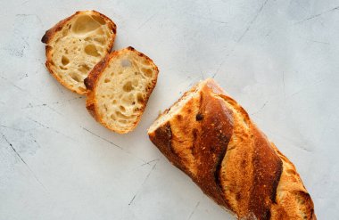 Dilimlenmiş taze fırınlanmış Fransız ekmeği. 