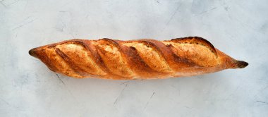 Hafif bir zemin üzerinde taze pişmiş baget. 