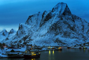 Norveç, Lofoten adalarının güzel manzarası. Deniz kıyısındaki kayalar. Norveç fiyortlu ve balıkçı tekneli dramatik manzara. 