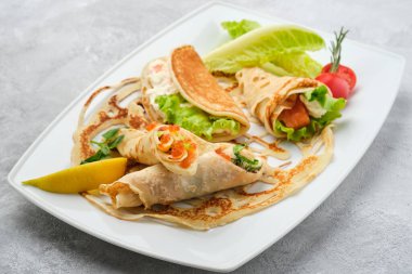 Somon ve kırmızı havyarlı Rus gözlemeleri.