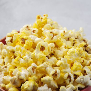 Yakın plan tuzlu peynirli patlamış mısır taneleri. Makro çekim.