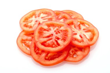 Beyaz arkaplanda izole edilmiş domates dilimleri