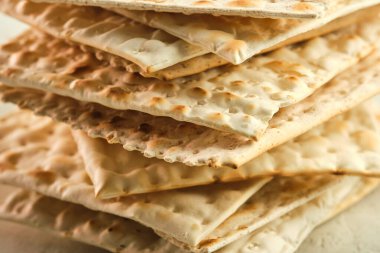 Yahudi Matzah ekmeği, Yahudi bayramında ekmek yerine geçen ekmek.