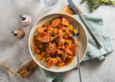 Yeşil fasulyeli biftek güveci. Yukarıdan görüntüle.