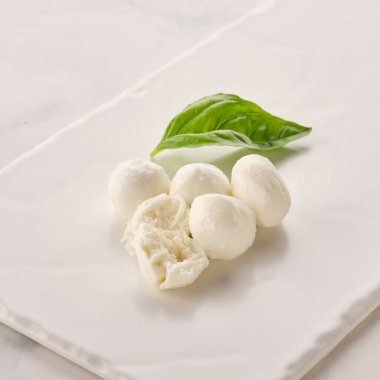 Bir kase fesleğenli mozarella topları.