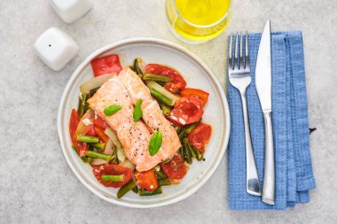 Sebzeli kızarmış somon, harika görünüyor.