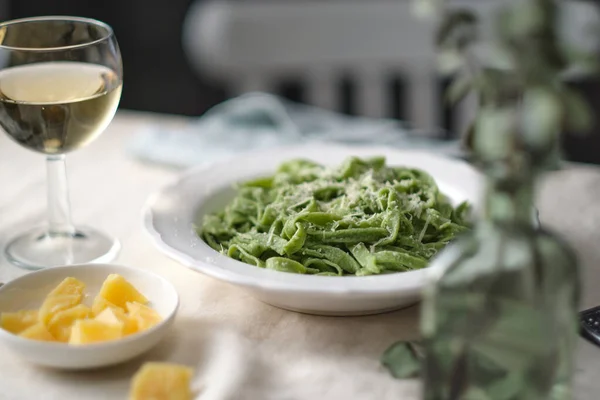 Massa Espinafre Prato Mesa Com Vinho Parmesão — Fotografia de Stock