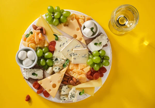 Prato Queijo Com Fruta Copo Vinho Sobre Fundo Amarelo — Fotografia de Stock