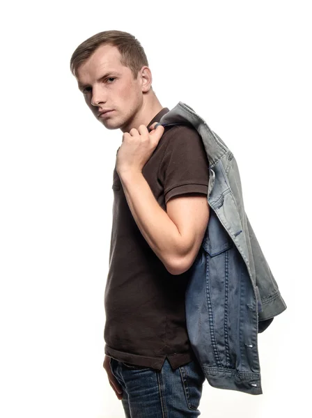 Portrait d'un jeune homme confiant avec une veste en jean sur un b blanc — Photo