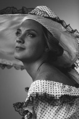Güzel bir kadının siyah beyaz portresi.