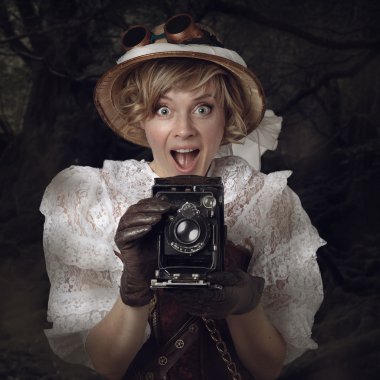 güzel bir kadın ile orman retro fotoğraf makinesi