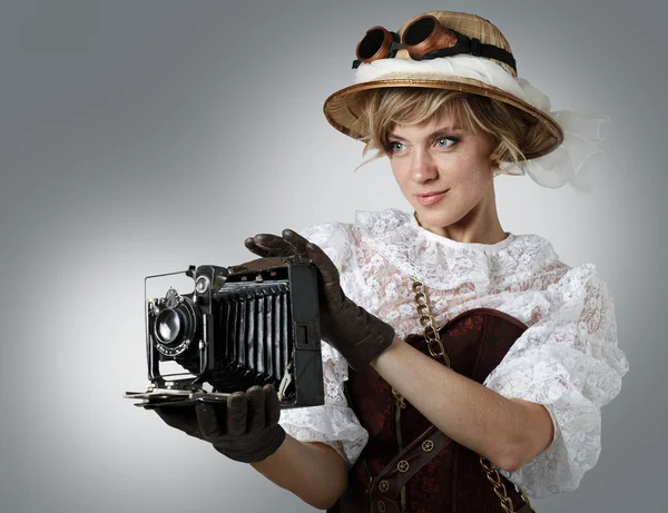 Mooie gelukkig vrouw met retro camera. — Stockfoto