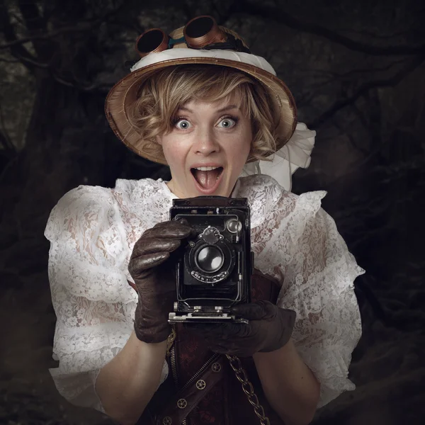 Mooie vrouw met retro camera in de jungle — Stockfoto