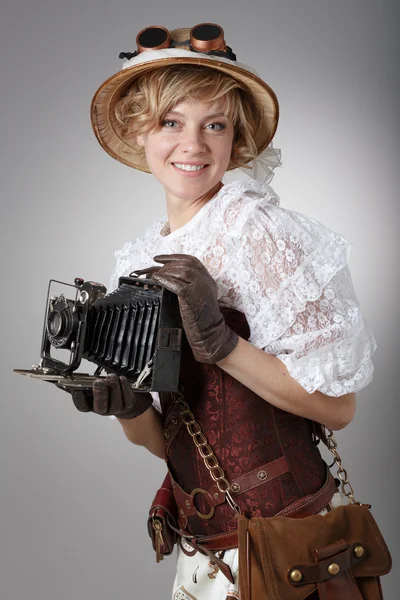 Mooie gelukkig vrouw met retro camera. — Stockfoto