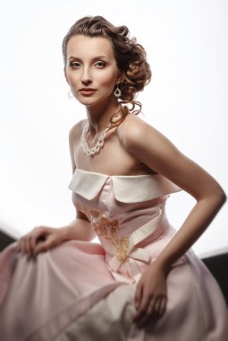 Bir gelinlik ve jewelr güzel bir genç kız portresi