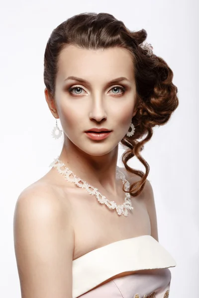 Novia. Retrato de una hermosa mujer en un vestido de novia rosa . — Foto de Stock