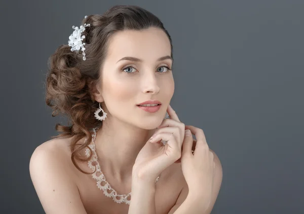 Retrato de belleza. Hermosa mujer tocando su cara. Fres perfectos — Foto de Stock