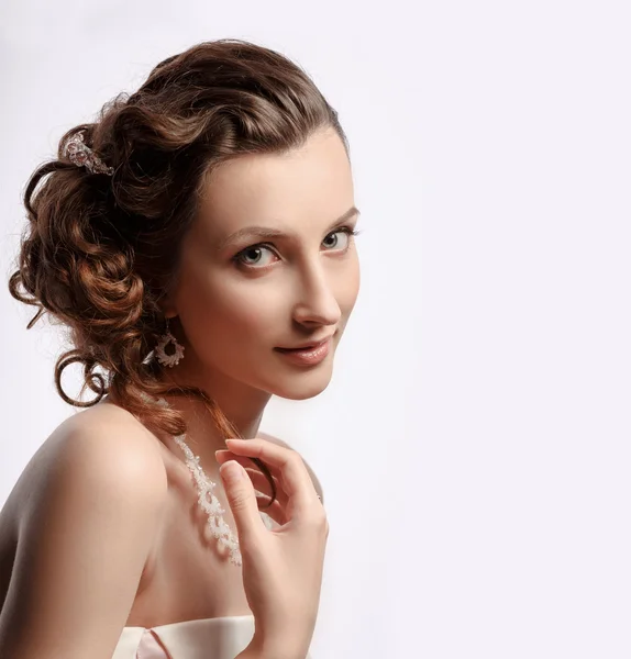 Beautiful woman with jewelry on her head. Portrait of the bride — Stock Photo, Image