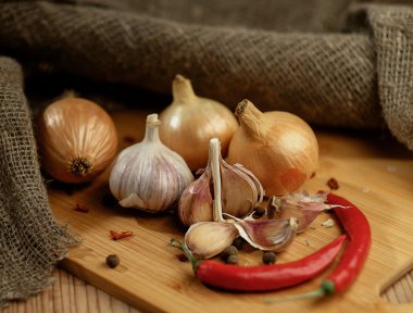 Soğan, biber ve sarımsak bir ahşap tablo. 