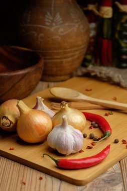 Tahta bir masada soğan ve sarımsak.. 
