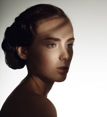 Güzel kız portresi. Saf güzellik modeli. Gizemli ışık 