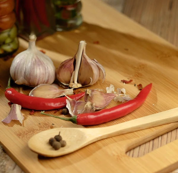 Chili and garlic on a wooden cutting board — Stock Photo, Image